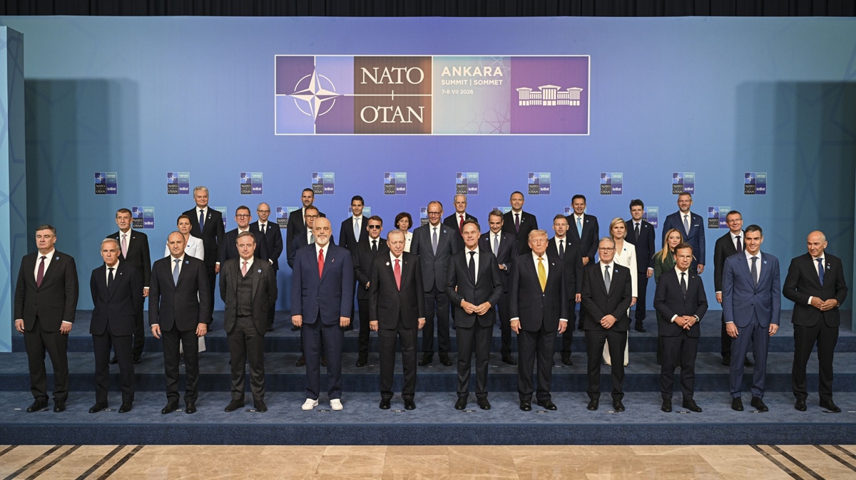 36. NATO Zirvesi'nde aile foto�raf� �ekildi