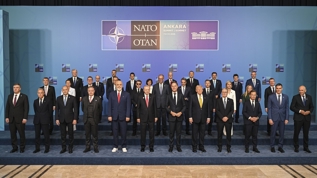 36. NATO Zirvesi'nde aile foto�raf� �ekildi