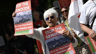 Londra'da 'katil �srail' sesleri! Filistin i�in sokaklara d�k�ld�ler