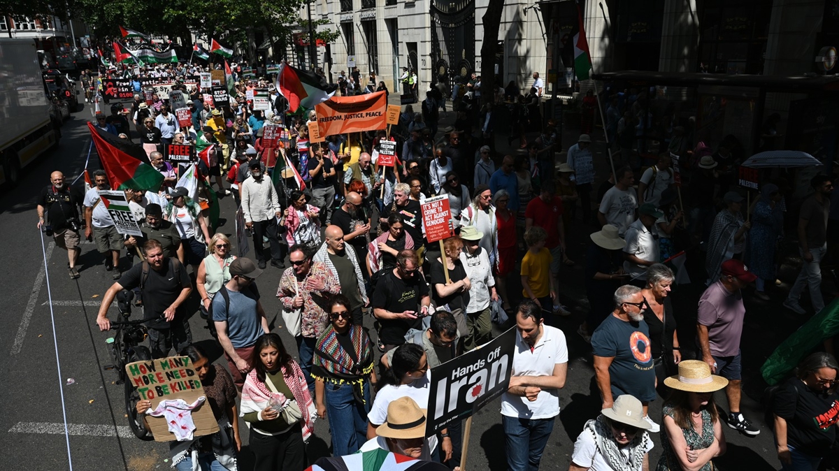 Londra'da 'katil �srail' sesleri! Filistin i�in sokaklara d�k�ld�ler