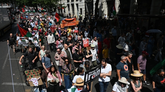 Londra'da 'katil �srail' sesleri! Filistin i�in sokaklara d�k�ld�ler