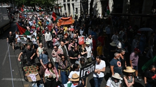 Londra'da 'katil �srail' sesleri! Filistin i�in sokaklara d�k�ld�ler