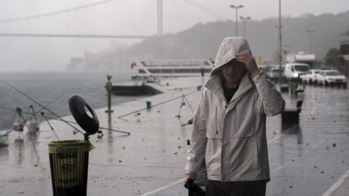 �stanbul sa�ana�a teslim! Cadde ve sokaklar g�le d�nd�