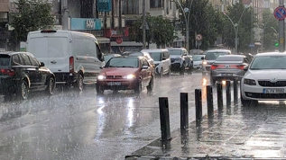 �stanbul sa�ana�a teslim! Cadde ve sokaklar g�le d�nd�