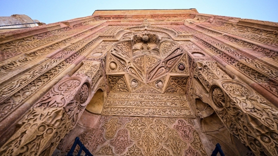 Y�zy�llard�r zamana direnen �aheser: Divri�i Ulu Camii ziyaret�ileri hayran b�rak�yor