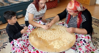 Anneden kızına geçen bir miras! Bölgenin en önemli lezzeti kışa hazırlanıyor
