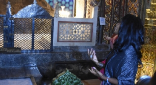 Dünyaca ünlü şarkıcı Mevlana Müzesi'ni ziyaret etti