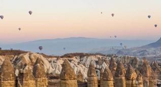 Balonlarla keşfediyorlar! Kuşbakışı manzara keyfi...