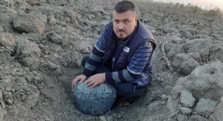 Önce gök gürültüsü duydu, sonra evi sallandı... Bulduğu şeyi yetkililerin incelemesini istiyor
