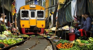 Dünyanın en tehlikeli pazarı! Ortasından tren geçiyor...
