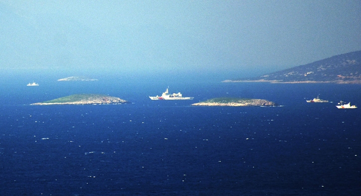 Türk savaş gemileri Kardak nöbetinde