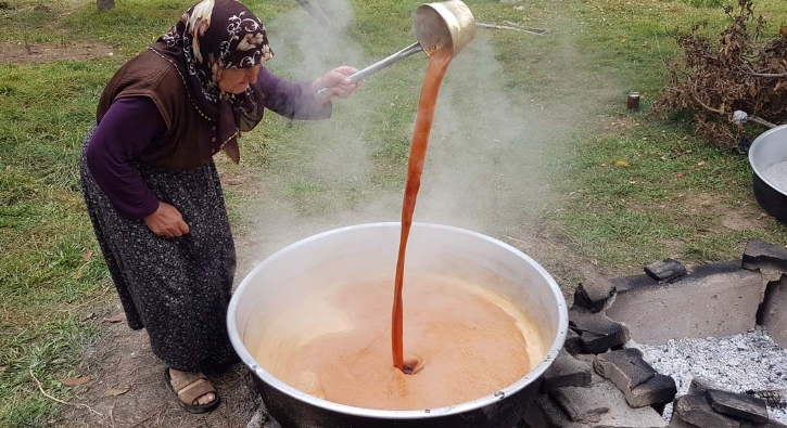 70 yllk aalardan toplanyor, odun ateinde 5 saat kaynatarak yaplyor